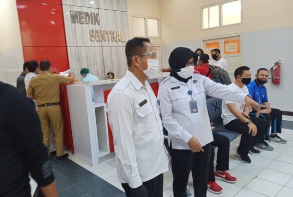 TINJAU LANGSUNG PELAKSANAAN TEST URINE DAN ASESMEN CALON BUPATI DAN WAKIL BUPATI