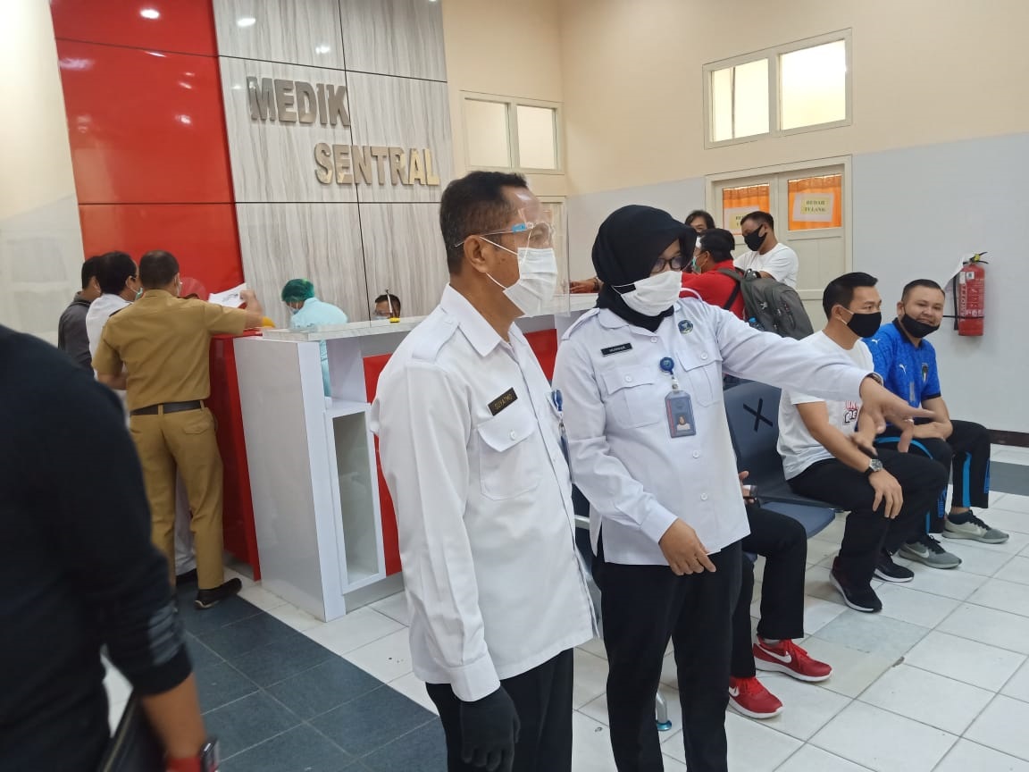TINJAU LANGSUNG PELAKSANAAN TEST URINE DAN ASESMEN CALON BUPATI DAN WAKIL BUPATI