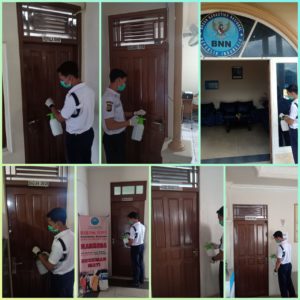 CEGAH PENYEBARAN WABAH COVID-19 DI LINGKUNGAN BNNP KALBAR, SELURUH PEGAWAI DI PERIKSA SUHU TUBUH DAN PENYEMPROTAN DISENFECTAN SECARA BERKALA CEGAH PENYEBARAN WABAH COVID-19 DI LINGKUNGAN BNNP KALBAR, SELURUH PEGAWAI DI PERIKSA SUHU TUBUH DAN PENYEMPROTAN DISENFECTAN SECARA BERKALA