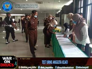 KEJAKSAAN TINGGI KALBAR TEST URINE SELURUH ANGGOTA KEJAKSAAN TINGGI KALBAR TEST URINE SELURUH ANGGOTA