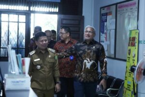 Kepala BNN RI, Marthinus Hukom, meninjau bangunan bekas Puskesmas Terigas yang rencananya akan diperuntukan sebagai kantor BNN Kabupaten Sambas, pada Selasa (4/6). Kepala BNN RI, Marthinus Hukom, meninjau bangunan bekas Puskesmas Terigas yang rencananya akan diperuntukan sebagai kantor BNN Kabupaten Sambas, pada Selasa (4/6).