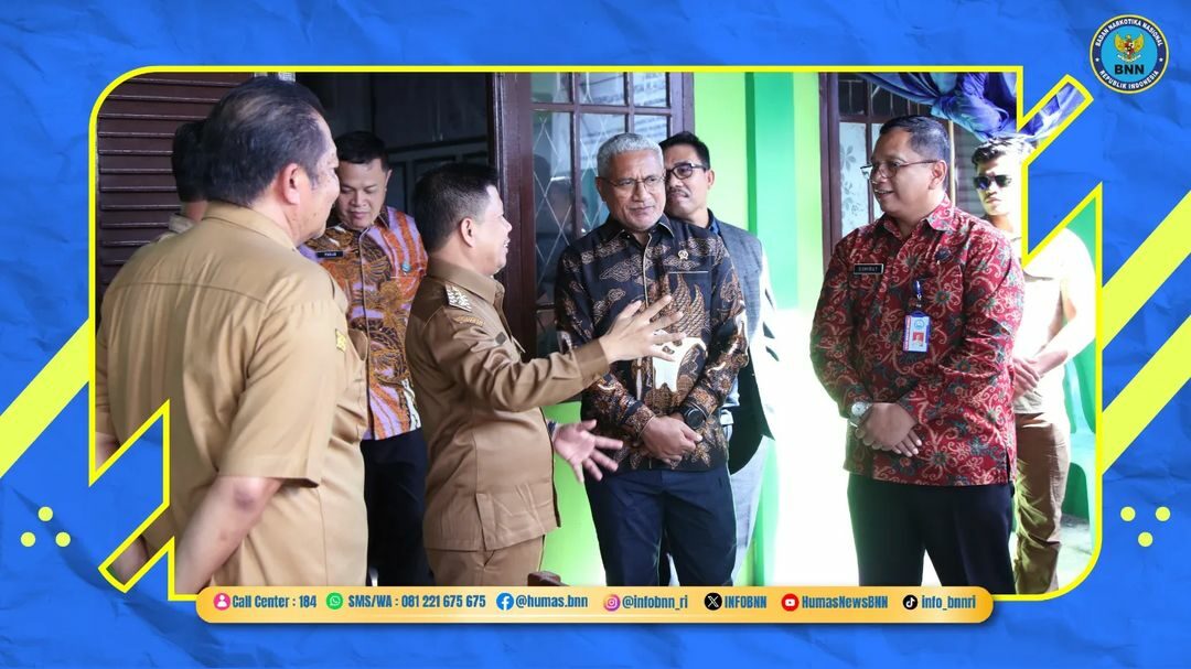 Kepala BNN RI, Marthinus Hukom, meninjau bangunan bekas Puskesmas Terigas yang rencananya akan diperuntukan sebagai kantor BNN Kabupaten Sambas, pada Selasa (4/6). Kepala BNN RI, Marthinus Hukom, meninjau bangunan bekas Puskesmas Terigas yang rencananya akan diperuntukan sebagai kantor BNN Kabupaten Sambas, pada Selasa (4/6).